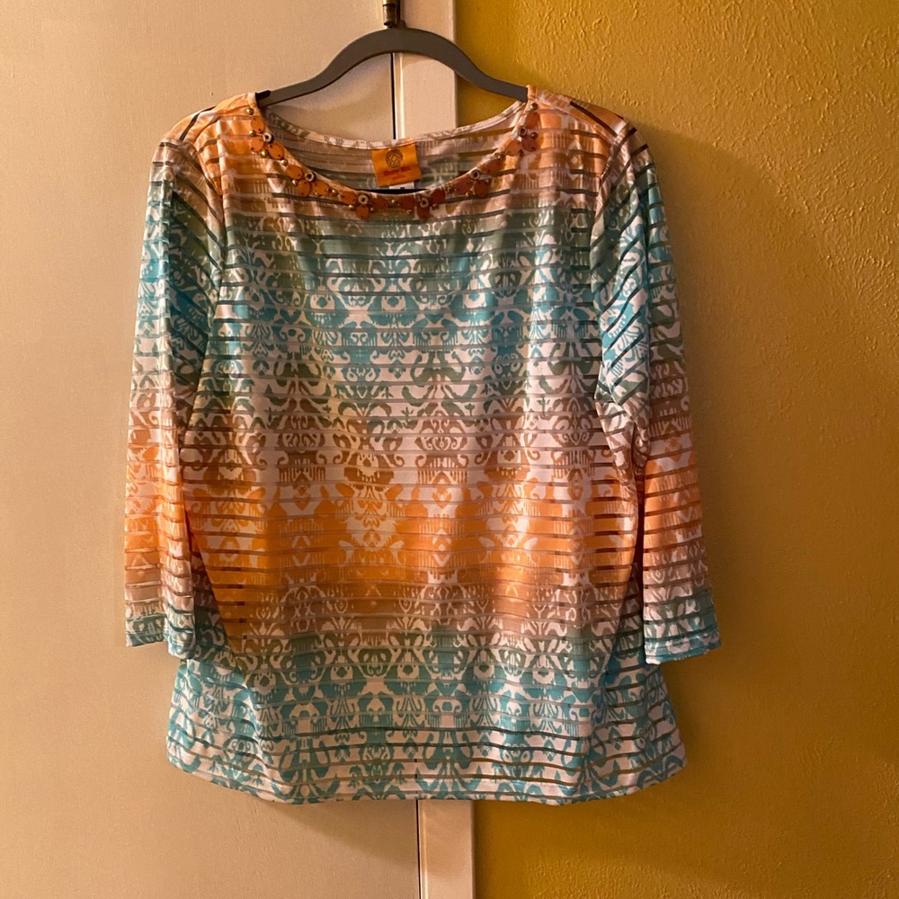 Beautiful top in LP. Soft colors and a tank liner